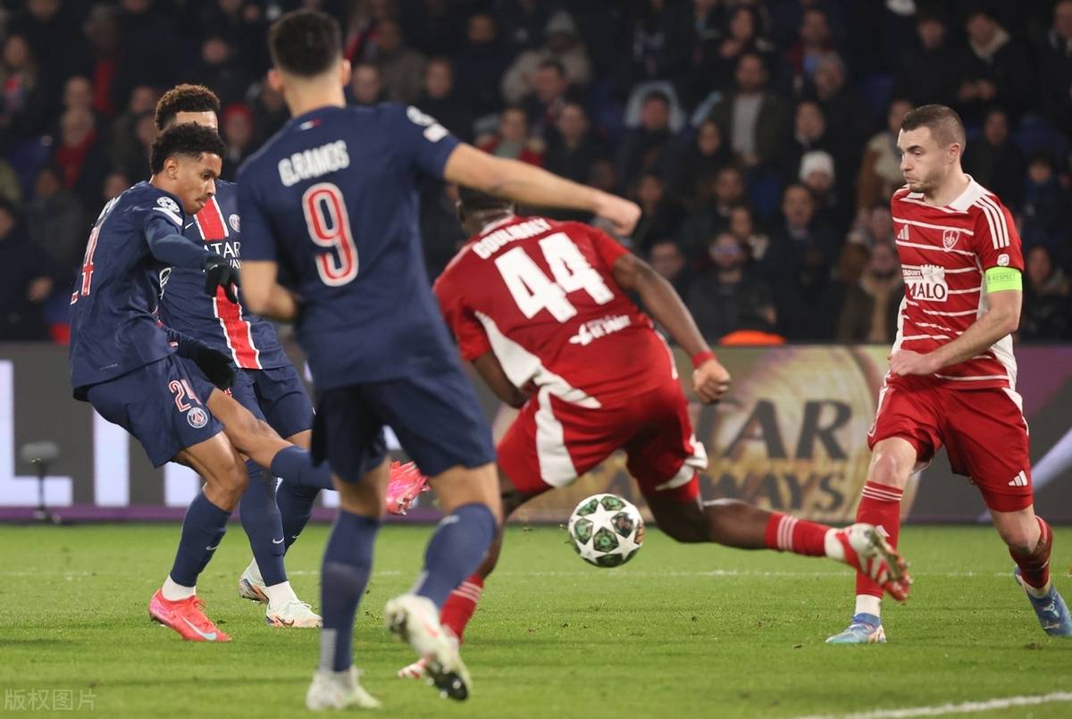 金斯雷连斩两球，巴黎圣日耳曼轻松取胜的简单介绍